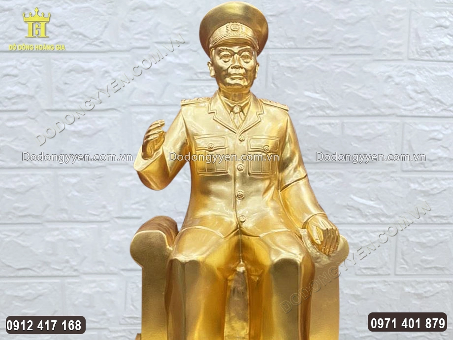 Gương mặt uy nghi&ecirc;m của B&aacute;c Gi&aacute;p được chạm khắc sắc n&eacute;t